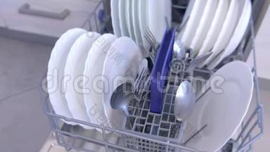篮子洗碗机厨房清洁白色餐具和餐具的特写。